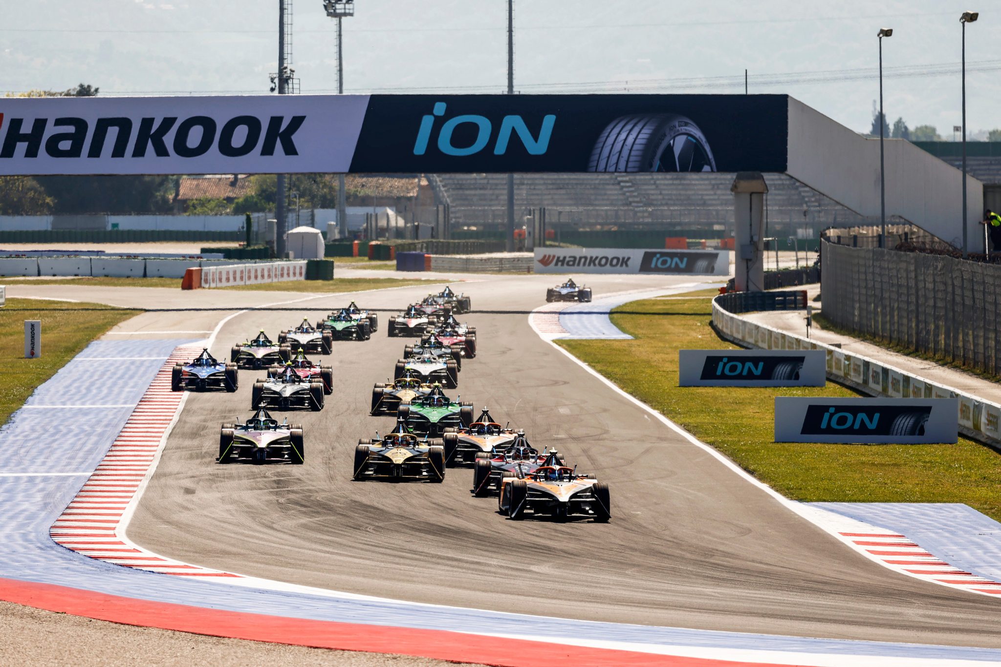Jake Hughes, NEOM McLaren Formula E Team, e-4ORCE 04, leads Jean-Eric Vergne, DS Penske, DS E-Tense FE23, Nick Cassidy, Jaguar TCS Racing, Jaguar I-TYPE 6, Pascal Wehrlein, TAG Heuer Porsche Formula E Team, Porsche 99X Electric Gen3, Sam Bird, NEOM McLaren Formula E Team, e-4ORCE 04