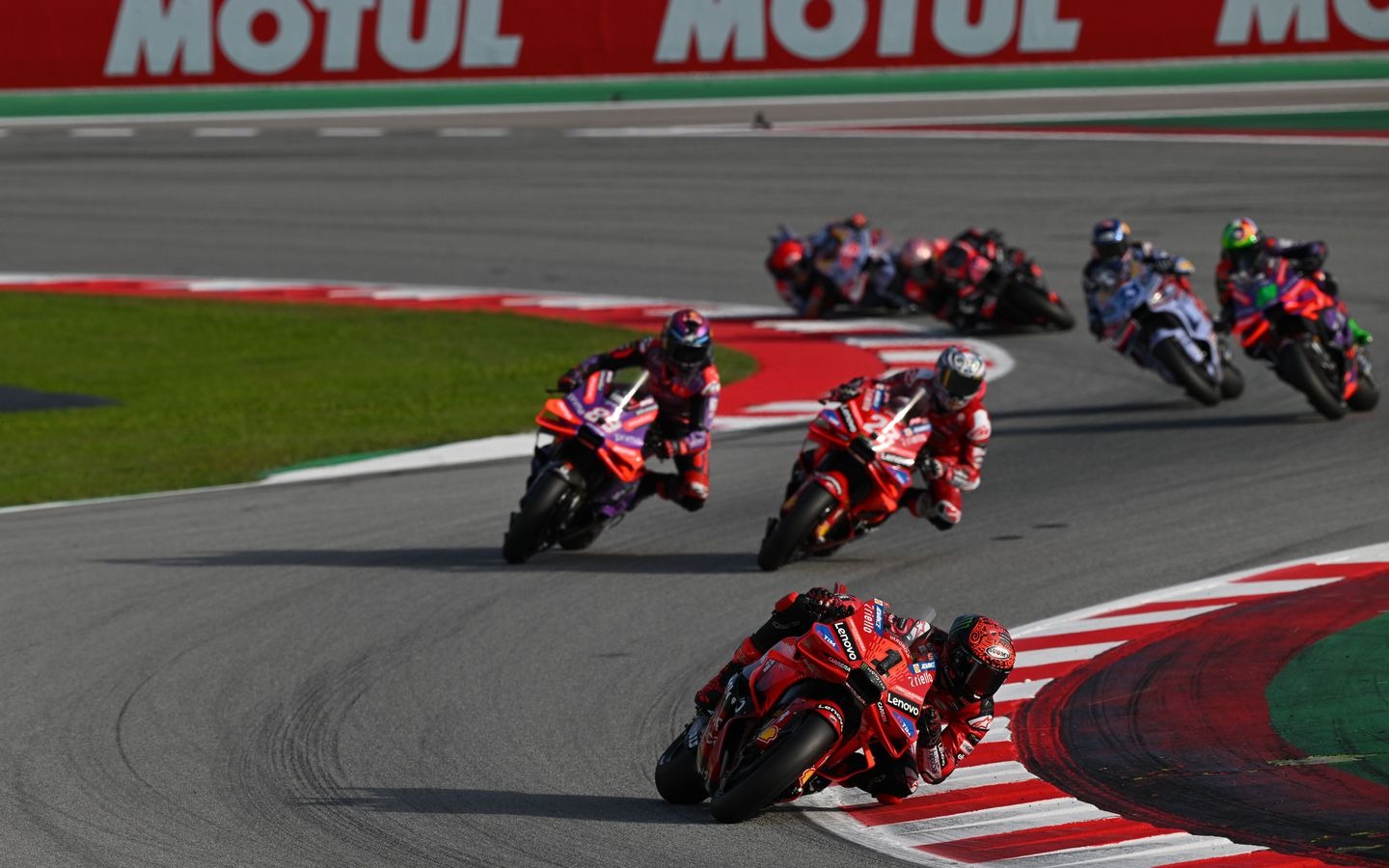 Francesco Bagnaia lidera la carrera al sprint en Montmeló, seguido por su compañero Enea Bastianini, mientras Jorge Martín pelea por asegurar su primer campeonato mundial.