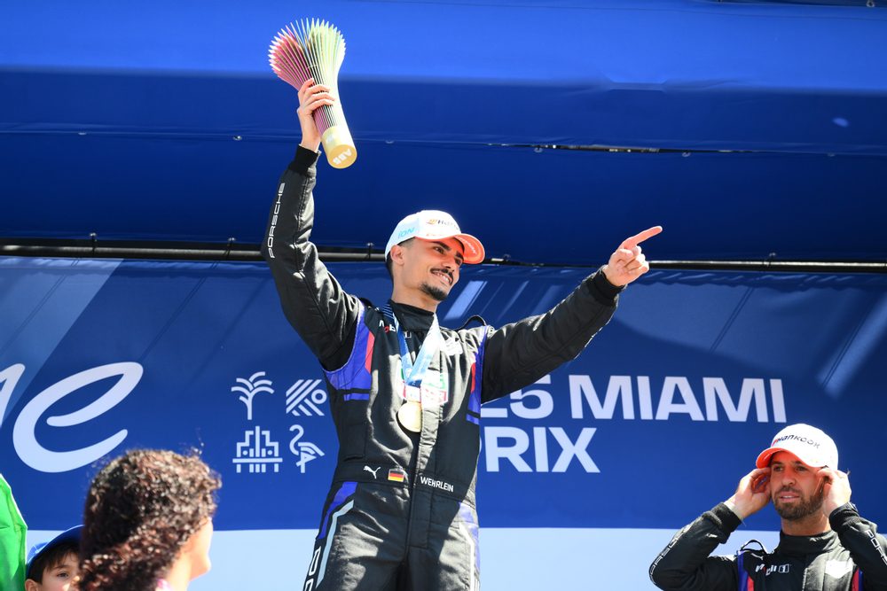 El ganador de la carrera, el alemán Pascal Wehrlein, y el equipo TAG Heuer Porsche de Fórmula E en el podio durante el E-Prix de Miami.