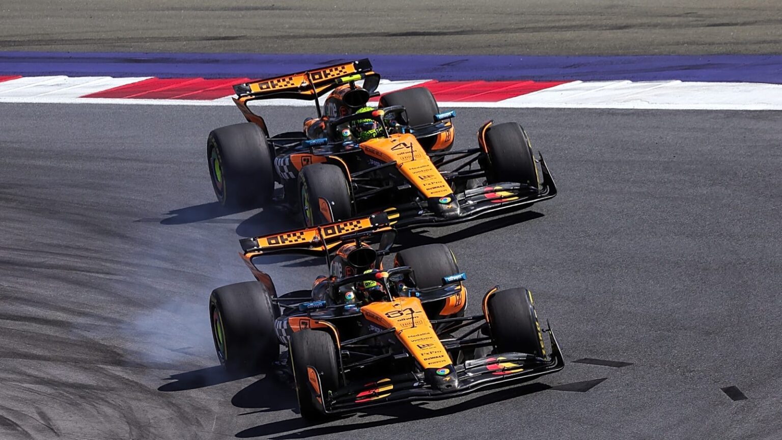 02 oscar piastri luchando por la posición en el red bull ring