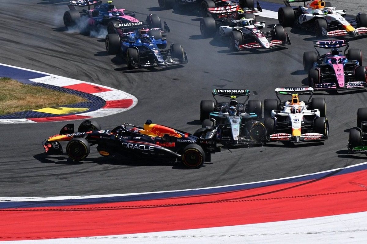 03 el red bull de max verstappen tras el accidente en la curva 3