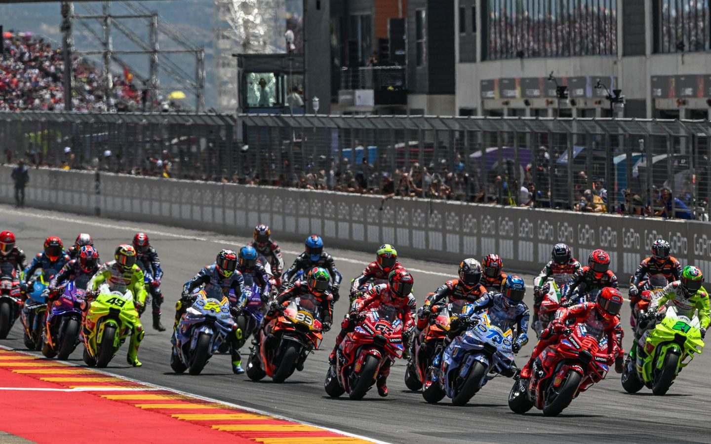 Declaraciones y sensaciones del paddock La autocrítica de Márquez tras la carrera refleja su madurez competitiva y la conciencia de que, pese al dominio, cada detalle cuenta en la lucha por el título. Su referencia a la gestión del ritmo y a los errores previos muestra un enfoque más calculador y menos impulsivo, clave en una temporada tan exigente. Por su parte, Álex Márquez destacó la importancia de mantener la consistencia y aprovechar cada oportunidad, mientras que Bagnaia reconoció la superioridad de los Márquez en Aragón y la necesidad de mejorar en las próximas citas para no perder el tren del campeonato. El campeonato tras Aragón: Márquez se escapa Con este resultado, Marc Márquez amplía su ventaja en la clasificación general y se consolida como el gran favorito al título. Su dominio en Aragón, tanto en ritmo como en estrategia, marca un punto de inflexión en la temporada, obligando a sus rivales a reaccionar en las próximas fechas, especialmente en Mugello, donde la presión será máxima.