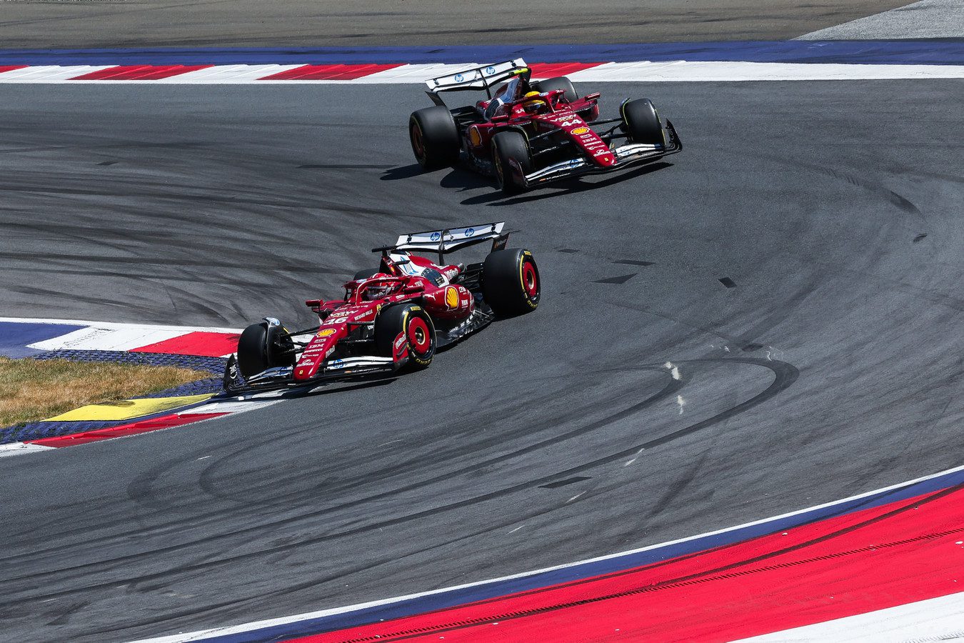05 leclerc nuevamente en el podio. en el cuarto lugar lewis hamiltonm ambos con la ferrari