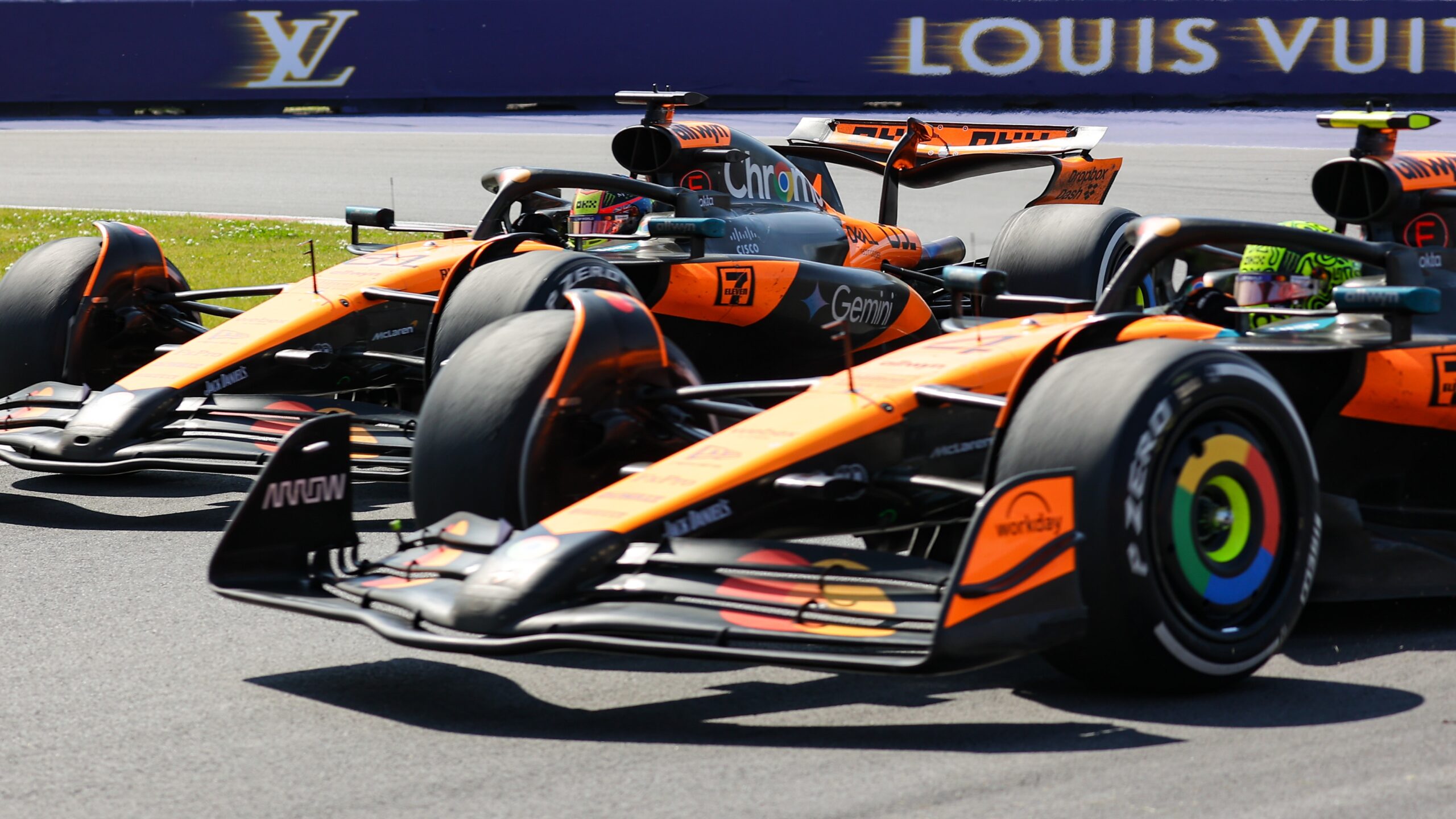 01 lando norris y oscar piastri mclaren mcl39 formula 1 team