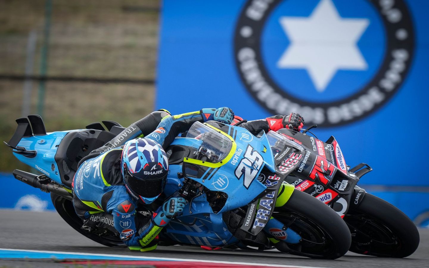 04 raúl fernández, aprilia rs gp25 y marco bezzecchi, aprilia rs gp25