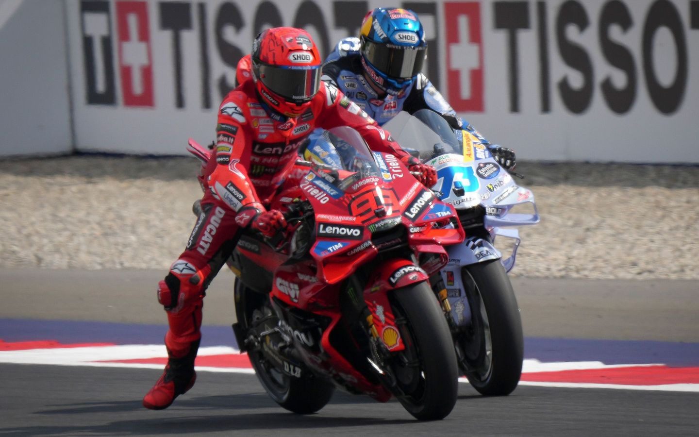 01 marc márquez en momentos en que supera a su hermano alex para ser el ganador en austria