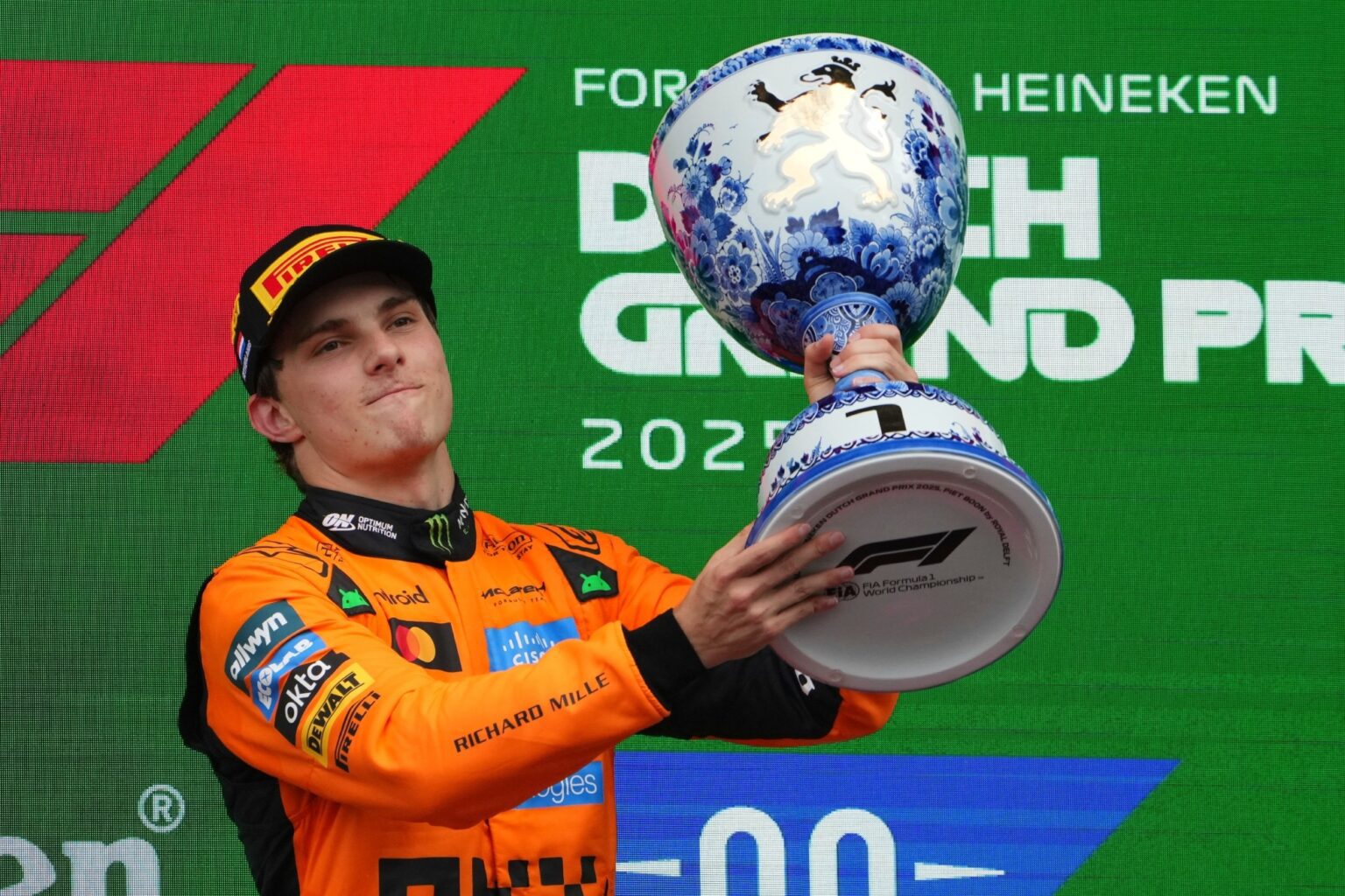 01 momento de la celebración con el trofeo del ganador