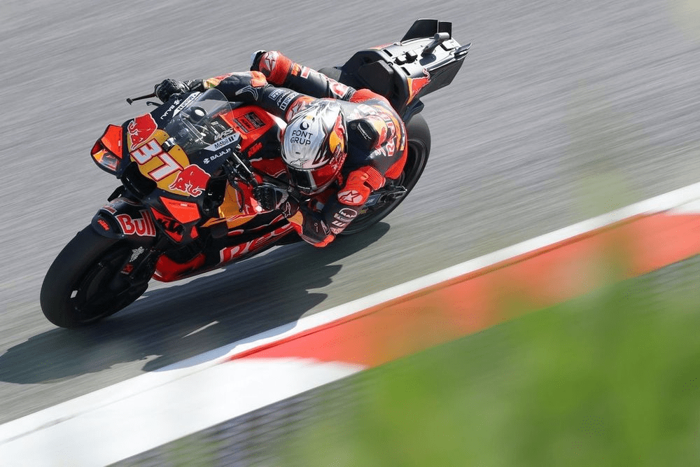 02 pedro acosta compitiendo con la ktm rc16 con decoración red bull durante el gran premio de hungría 2025 logrando el segundo lugar