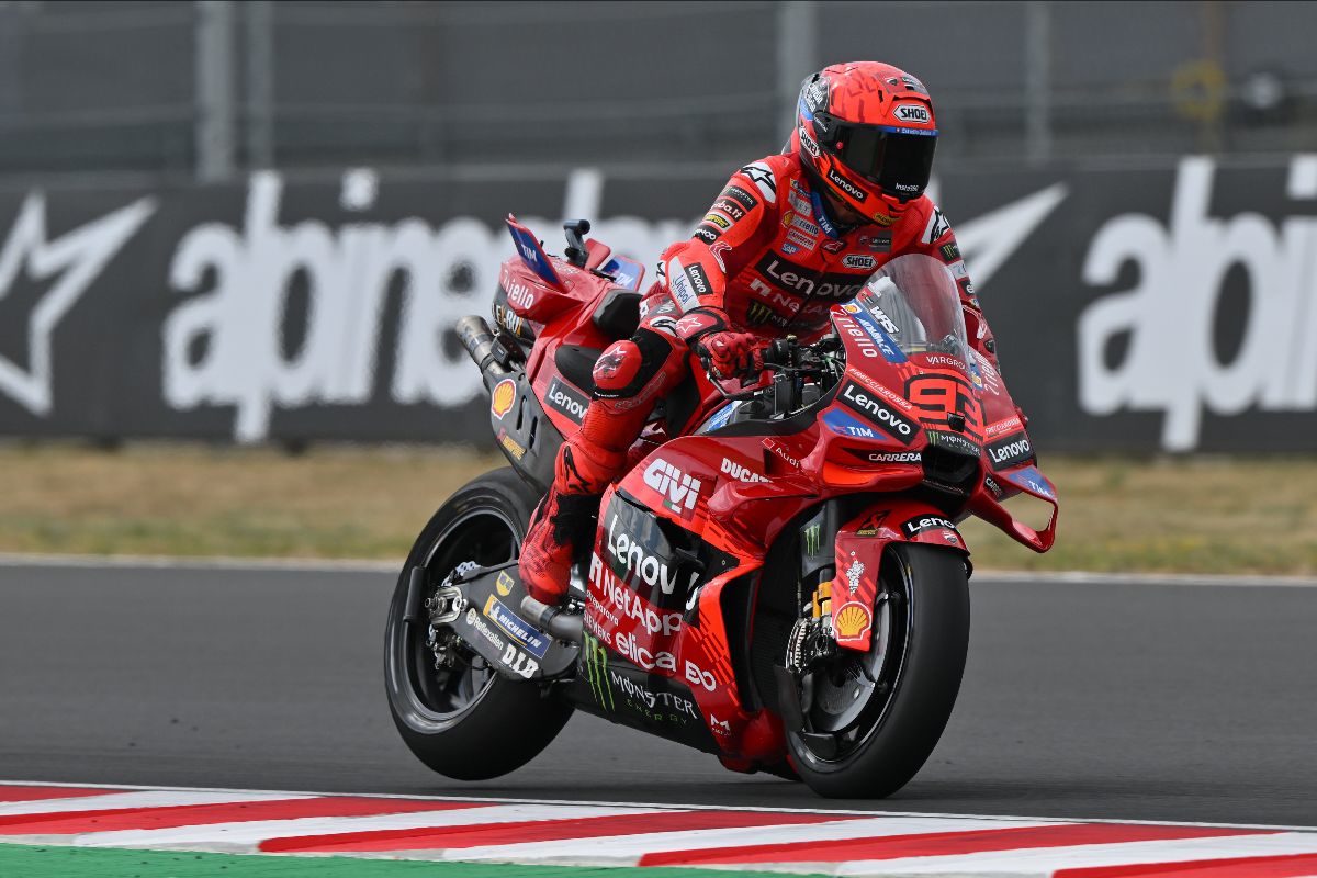 02a marc márquez pilotando la ducati en el sprint de motogp en balaton park, hungría, cada vez más cerca del campeonato.