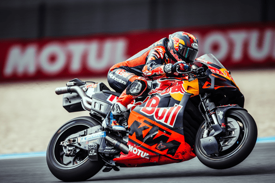 03 pedro acosta con la ktm rc16 logrando el tercer lugar en el motogp sprint