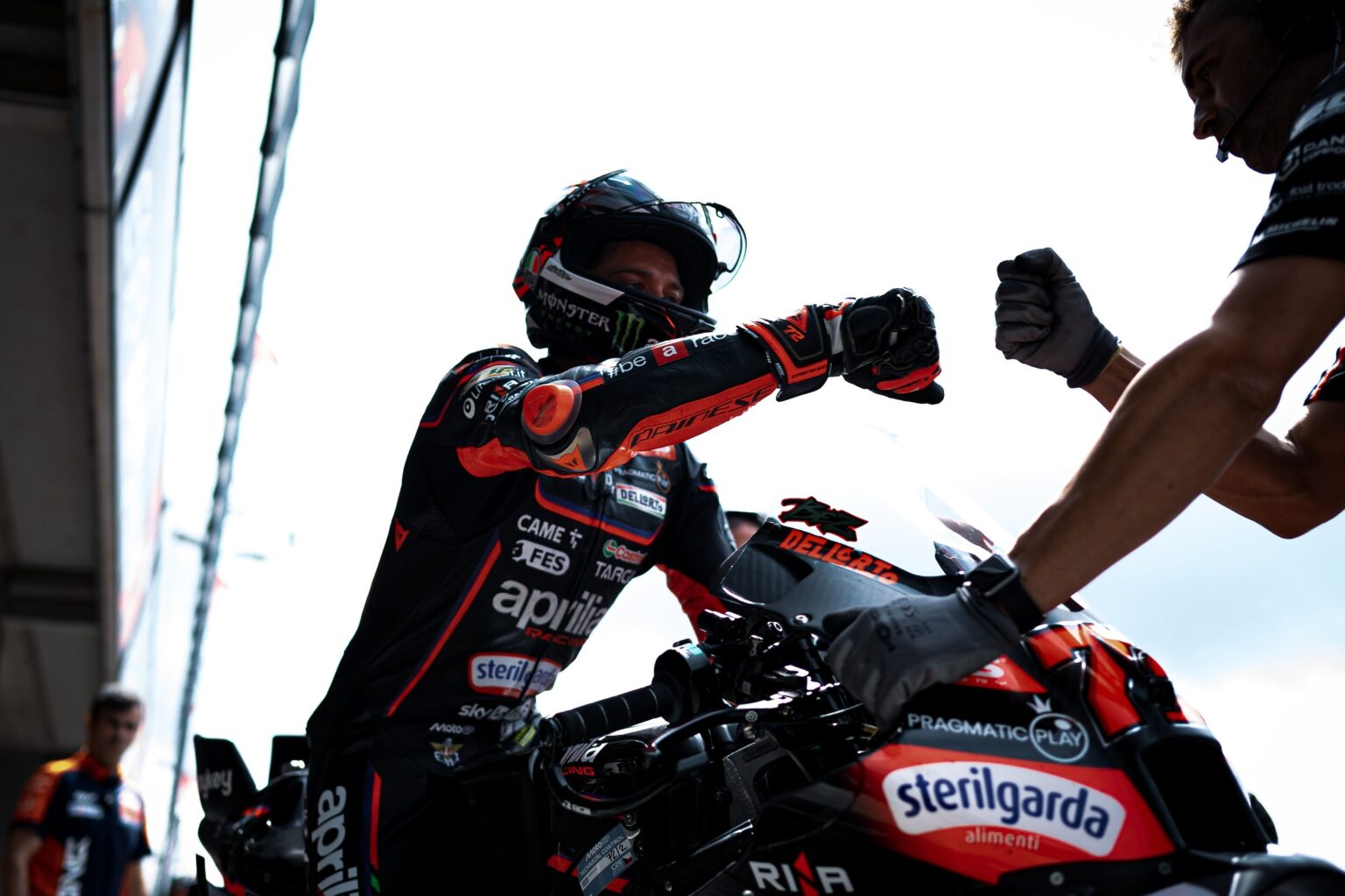 04 jorge martín en el garaje de aprilia el campeón mundial en recuperación con su aprilia rs gp