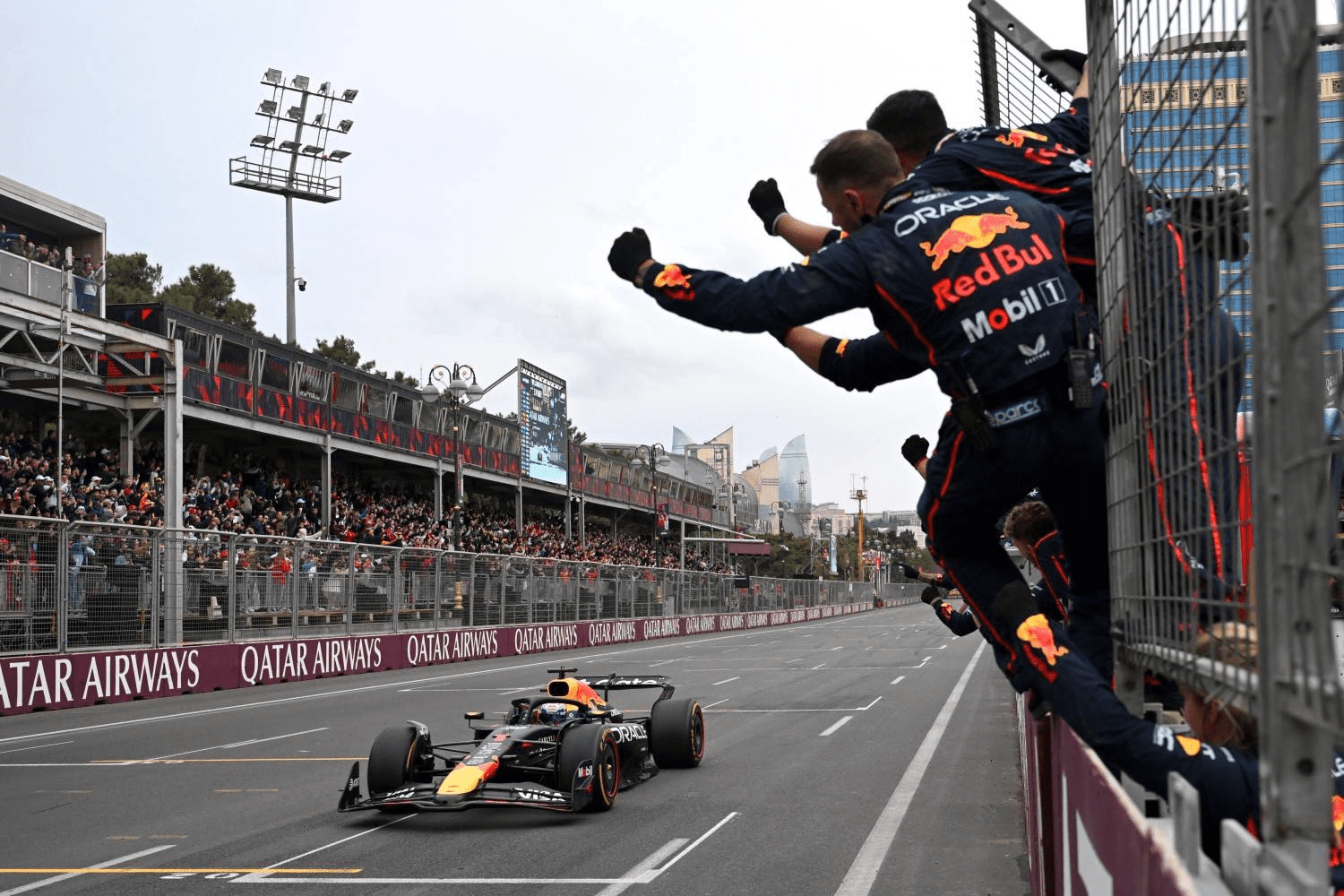 01 el equipo red bull racing celebra la victoria de max verstappen en el gran premio de azerbaiyán 2025 en bakú.