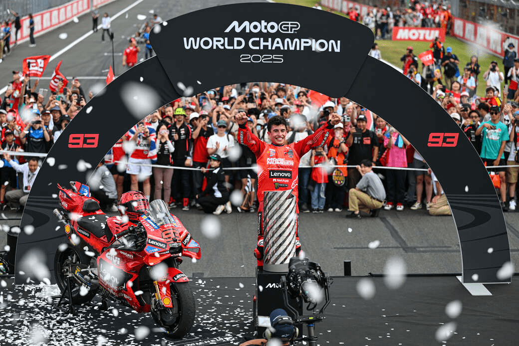 01 marc márquez celebra su título del campeonato del mundo de motogp 2025 con su ducati en el gran premio de japón