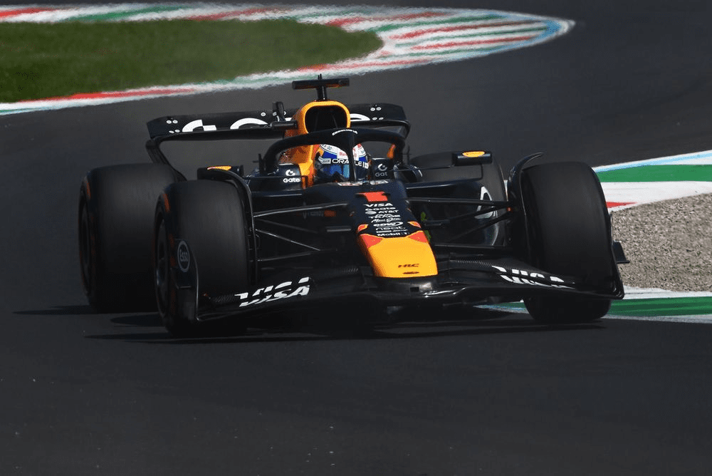 01 max verstappen en su red bull durante la clasificación del gran premio de italia de 2025 en monza, logrando la pole.