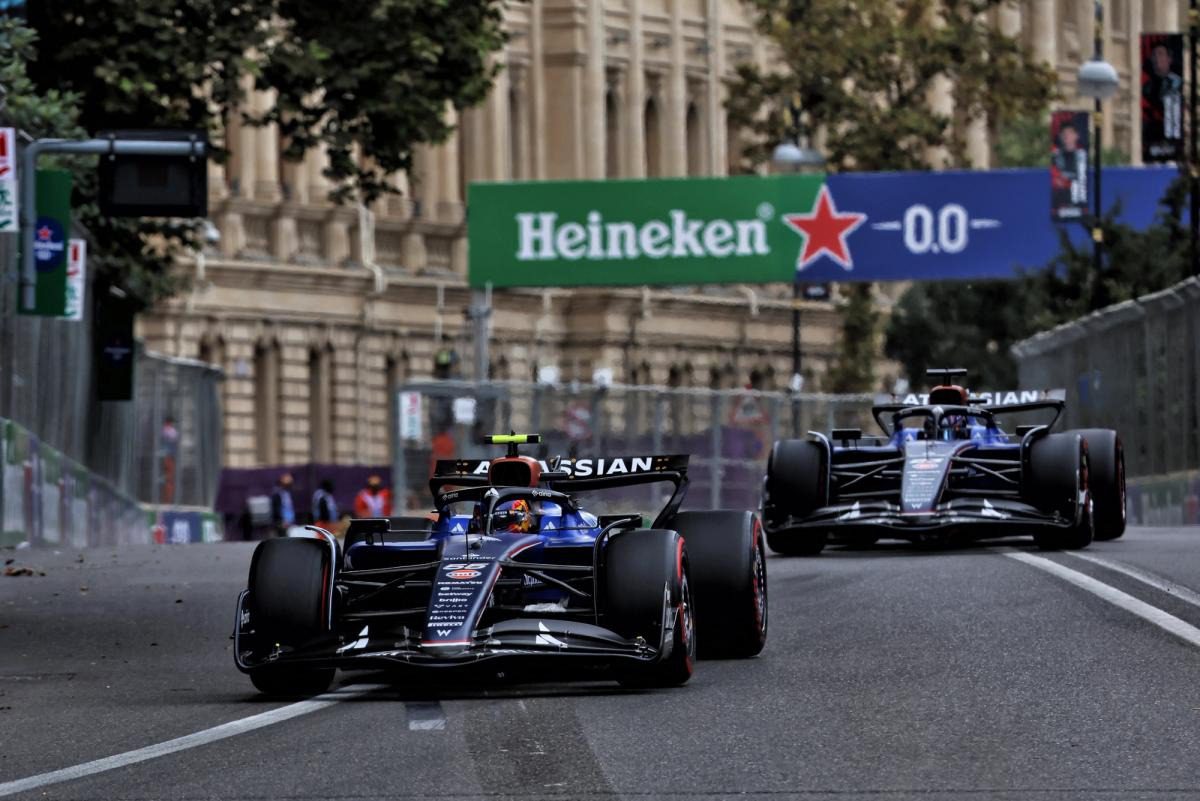 02 carlos sainz en el gran premio de azerbaiyán 2025, logrando el tercer lugar lo que marca un logro importante para williams racing.