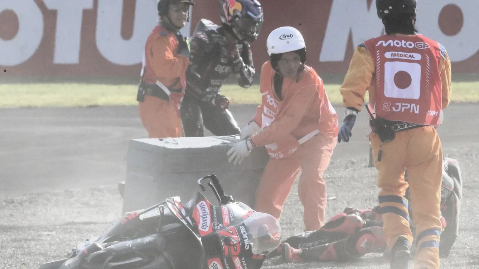 03 marco bezzecchi recibe asistencia de los comisarios tras un accidente en el motogp japan sprint 2025.