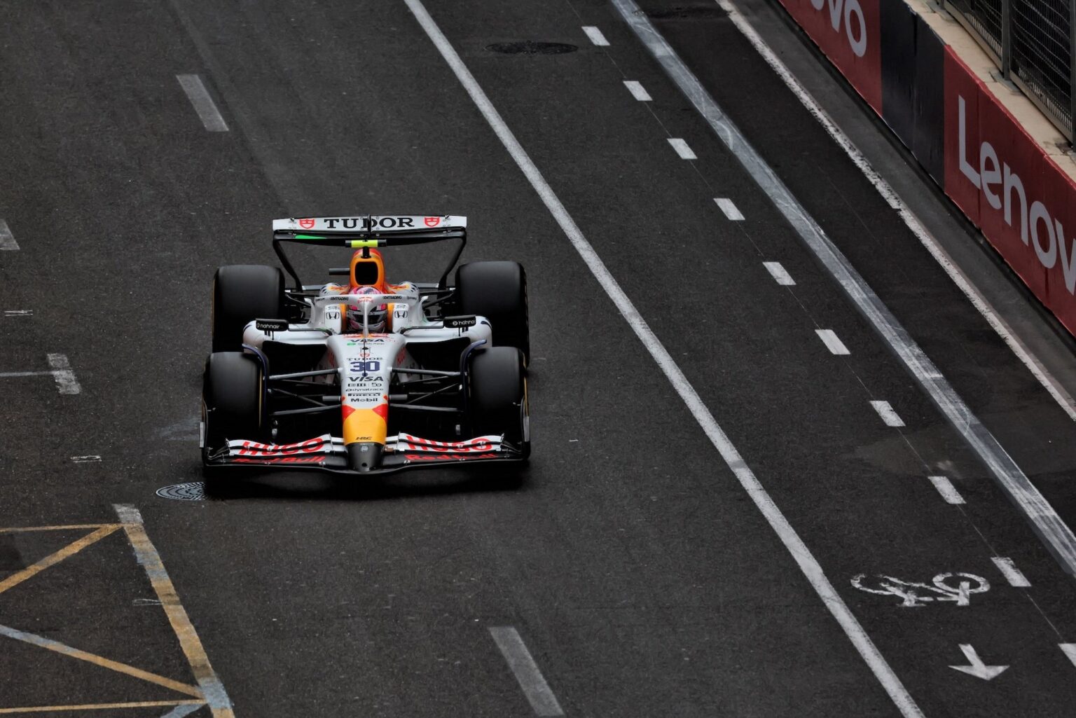 04 liam lawson con visa cash vcarb 02 app racing bulls largará en tercer lugar tras una clasificación caótica.