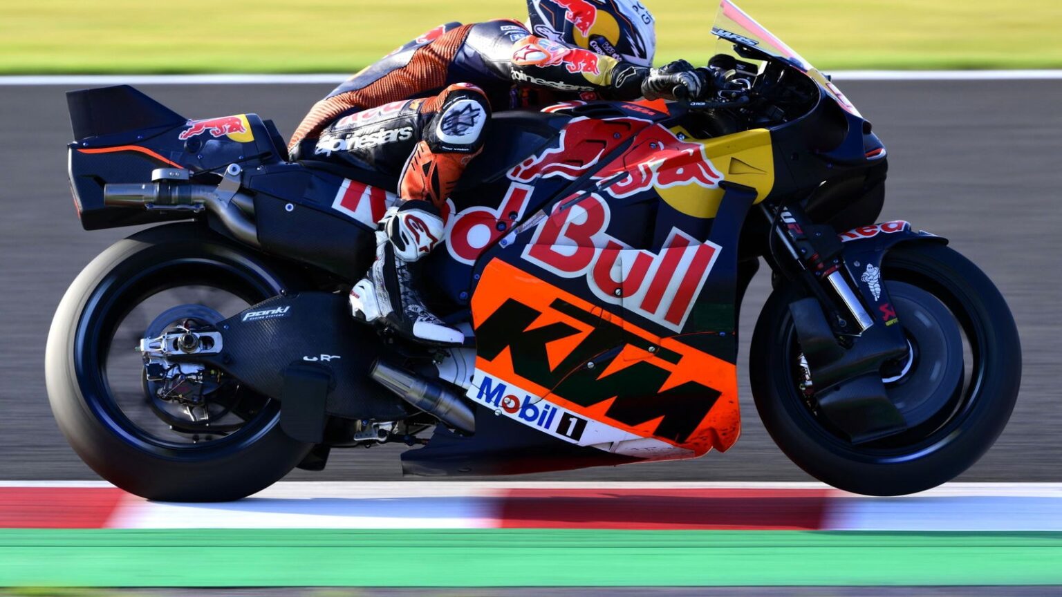 05 pedro acosta con ktm logró un interesante tercer lugar en el sprint japones.