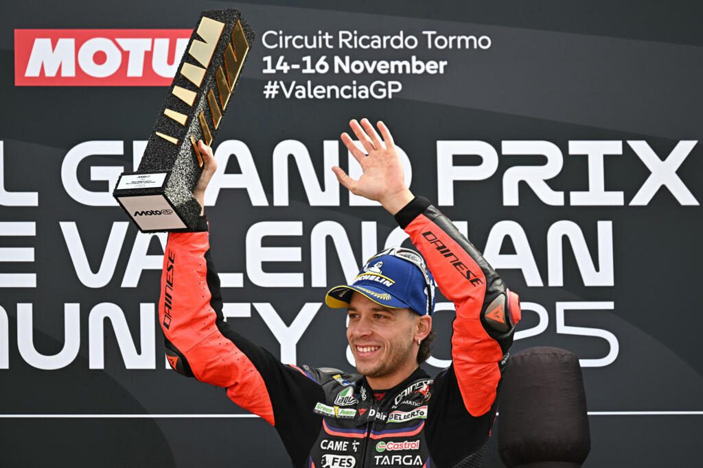 Marco Bezzecchi celebra su victoria en el MotoGP de Valencia 2025 con el trofeo de ganador en el Circuito Ricardo Tormo.