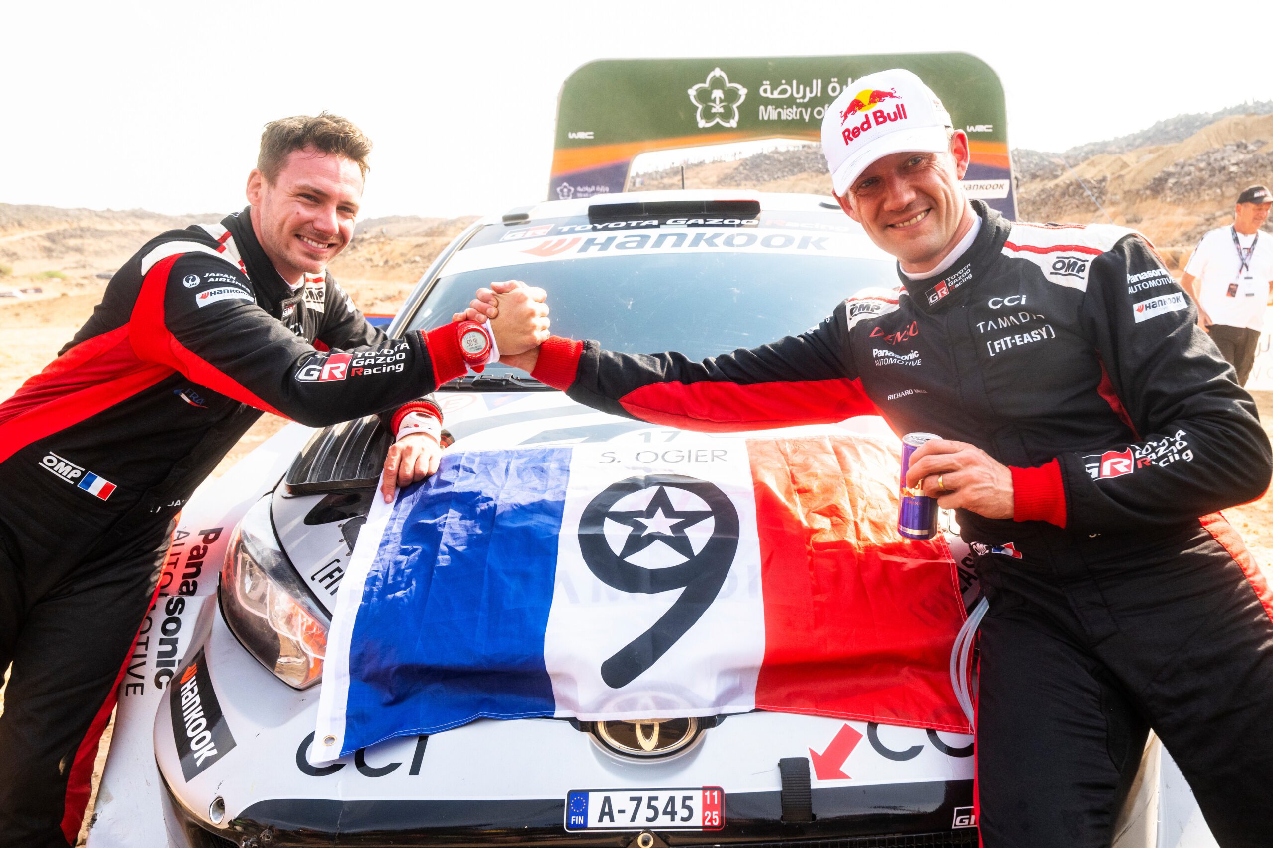 ebastien Ogier (FRA) Vincent Landais (FRA) del equipo TOYOTA GAZOO RACING WRT celebran el título del Campeonato Mundial de Rally 2025