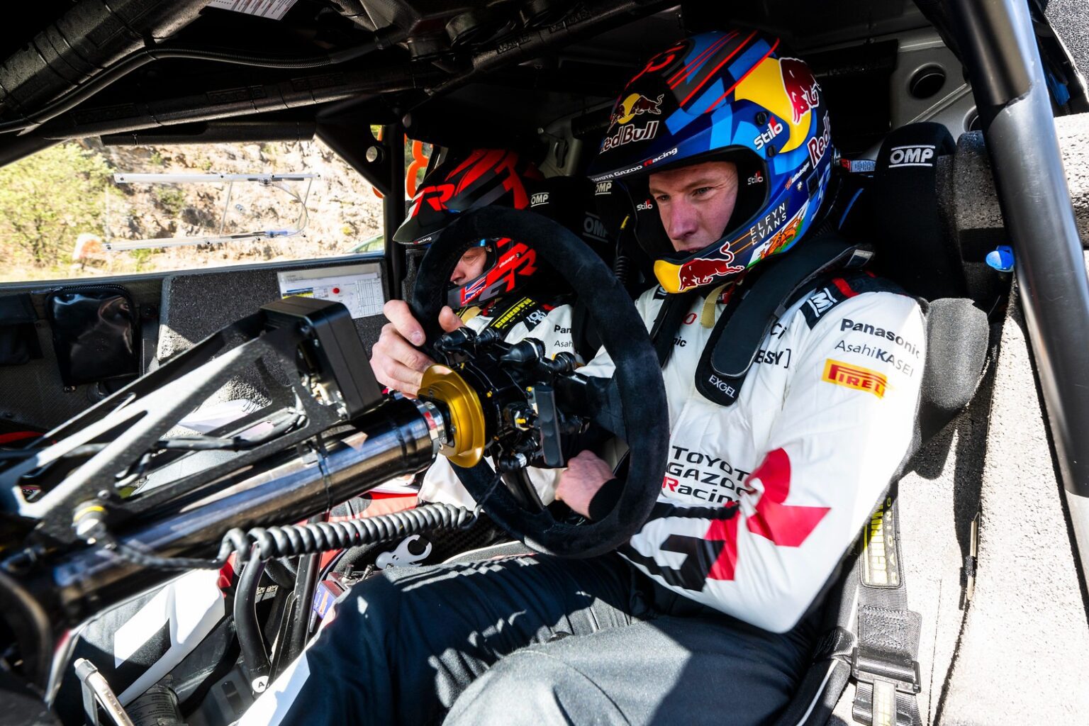 Elfyn Evans interior cabina concentrado