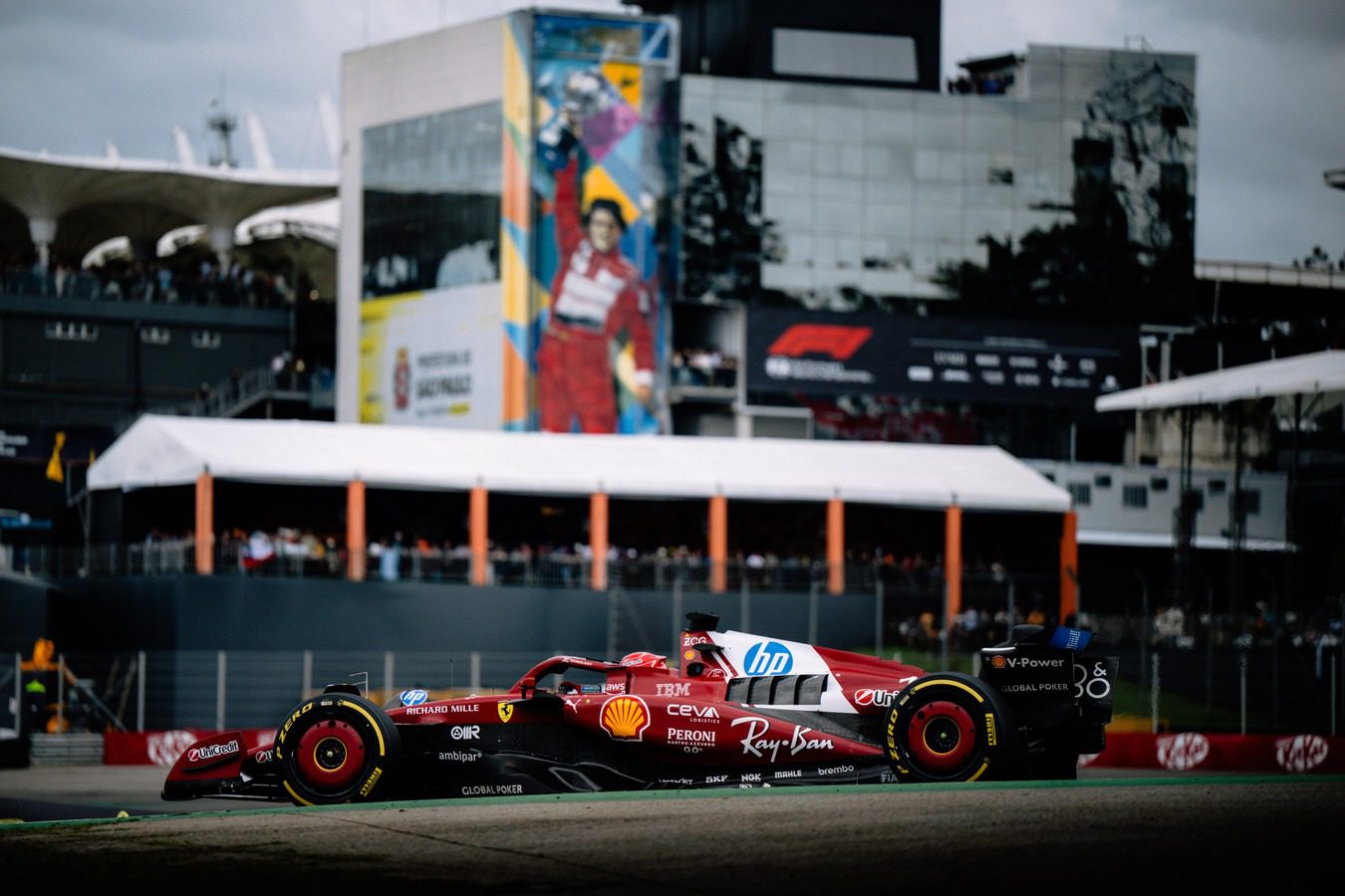 05 Charles Leclerc, Scuderia Ferrari HP SF 25, logro el tercer lugar en la clasificación