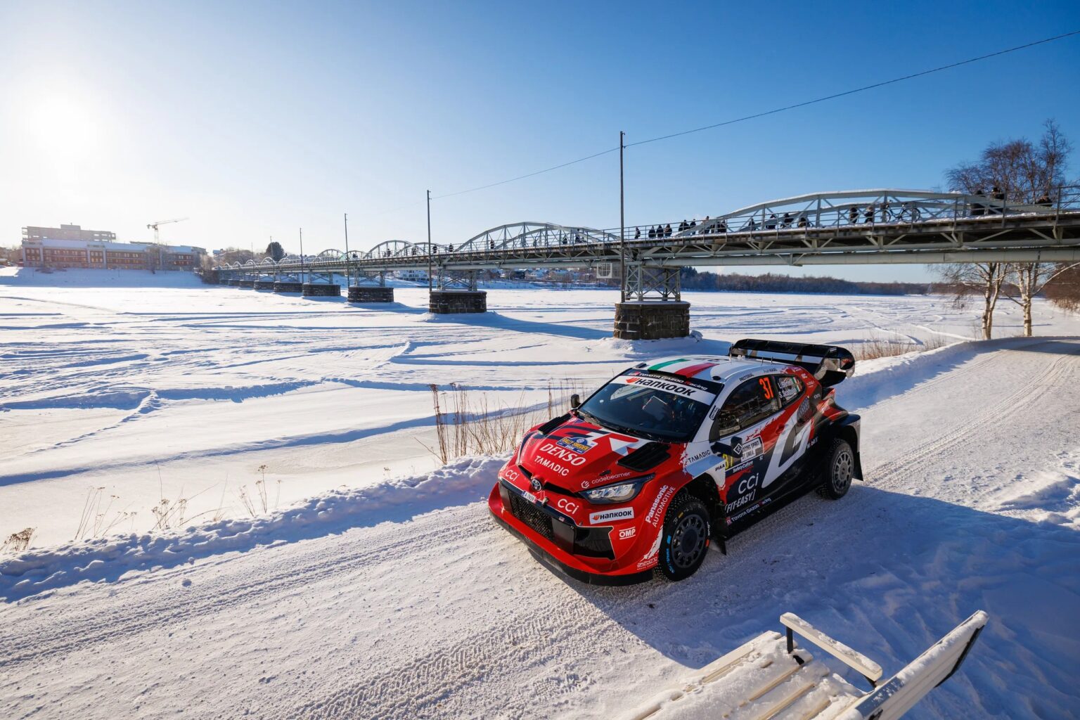 El galés Elfyn Evans pilotando su Toyota GR Yaris Rally1 durante una de las especiales en territorio escandinavo.