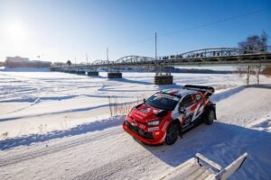 El galés Elfyn Evans pilotando su Toyota GR Yaris Rally1 durante una de las especiales en territorio escandinavo.