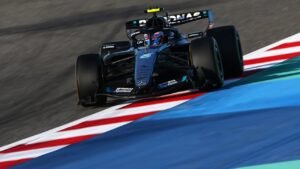Kimi Antonelli al volante del Mercedes W17 durante la sesión vespertina en el Circuito Internacional de Bahréin donde marcó el mejor tiempo de la jornada (1:32.803)