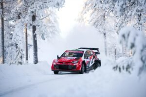 Oliver Solberg al volante del Toyota GR Yaris Rally1, líder del WRC 2026