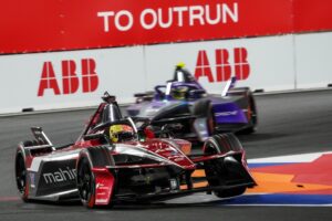 El suizo Edoardo Mortara al volante del Mahindra M12Electro (48) de Mahindra Racing