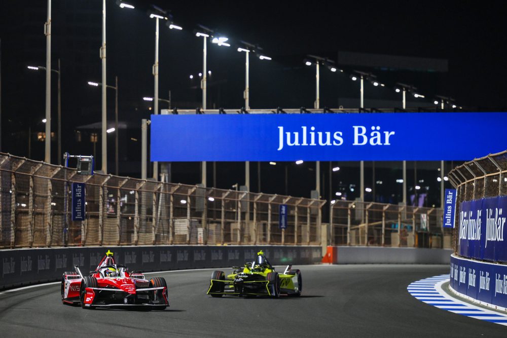 El británico Oliver Rowland conduce el (1) Nissan e-4ORCE