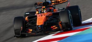 El piloto australiano Oscar Piastri en acción con el McLaren MCL40 durante la sesión vespertina donde marcó 1.32.861, quedando a solo 58 milésimas de Antonelli