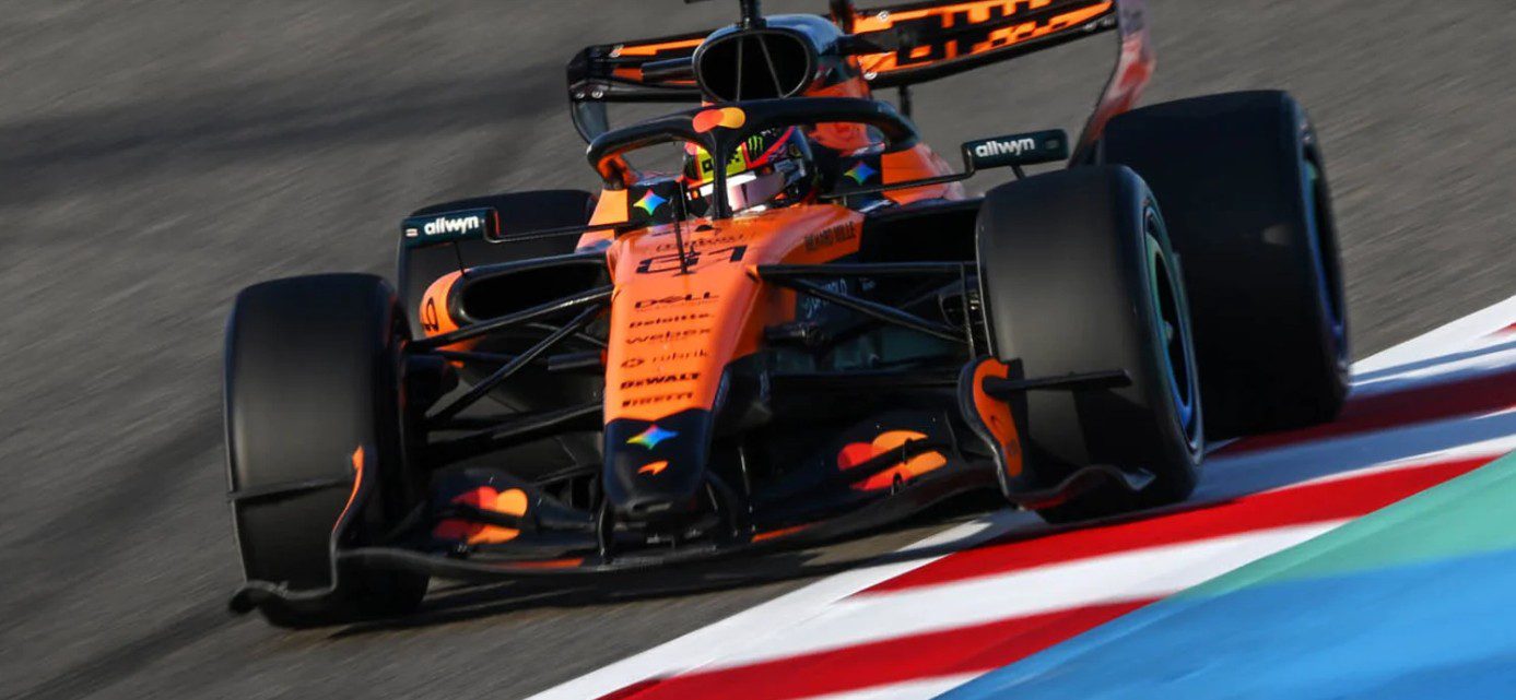 El piloto australiano Oscar Piastri en acción con el McLaren MCL40 durante la sesión vespertina donde marcó 1.32.861, quedando a solo 58 milésimas de Antonelli