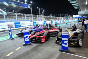 Los coches del ganador de la carrera, Pascal Wehrlein (Alemania) y Porsche Formula E Team, el segundo clasificado, Edoardo Mortara (Suiza) y Mahindra Racing