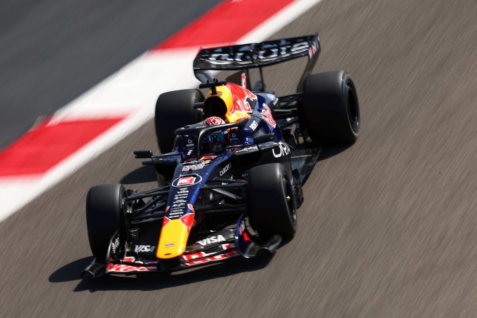 El tetracampeón mundial holandés Max Verstappen durante una de sus 139 vueltas completadas en el Circuito de Sakhir, la mayor cantidad de toda la jornada