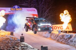 Oliver Solberg compitiendo en su rally local, donde arrancó liderando pero terminó cuarto tras errores cruciales