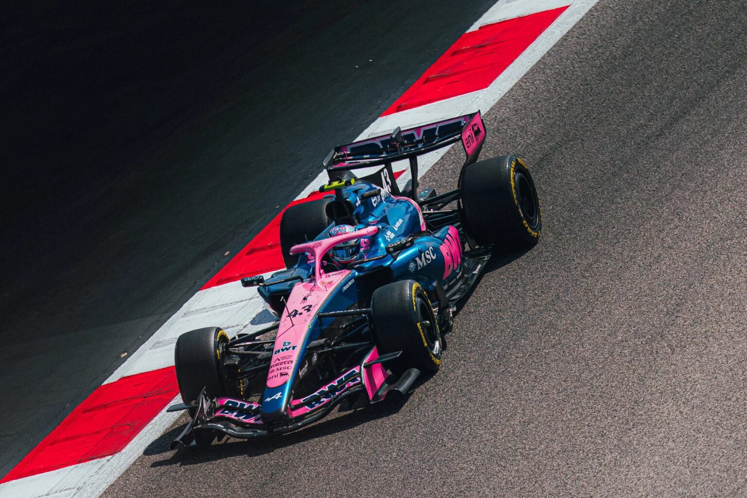 El piloto argentino Franco Colapinto completando vueltas con el Alpine A526 en colores BWT durante las pruebas, finalizando sexto con 120 vueltas completadas