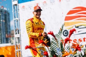 Alex Palou festeja tras dominar el GP de St. Petersburg con récord de margen de victoria