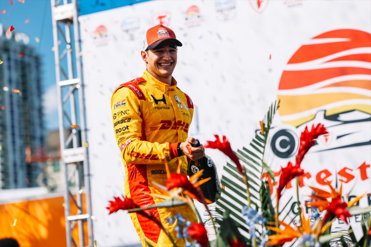 Alex Palou festeja tras dominar el GP de St. Petersburg con récord de margen de victoria