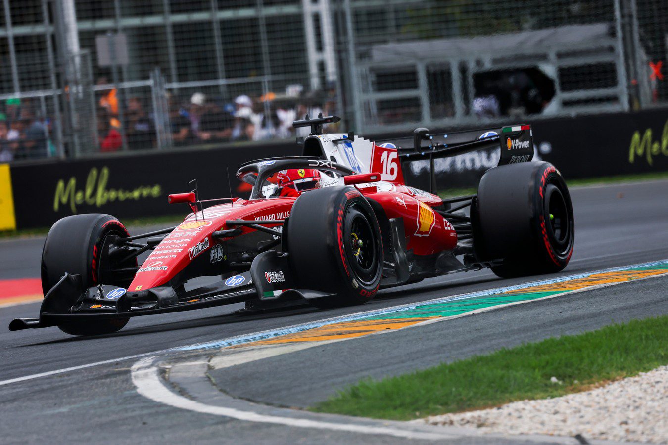 Leclerc con la Ferrari necesitan maximizar el rendimiento en las curvas lentas de Shanghai.