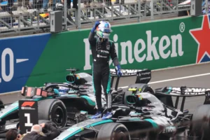 Andrea Kimi Antonelli celebra su primera victoria en Fórmula 1 en el GP de China 2026. El piloto italiano de 1 9 años se convirtió en el poleman más joven de la historia y el segundo ganador más joven de la F1 .