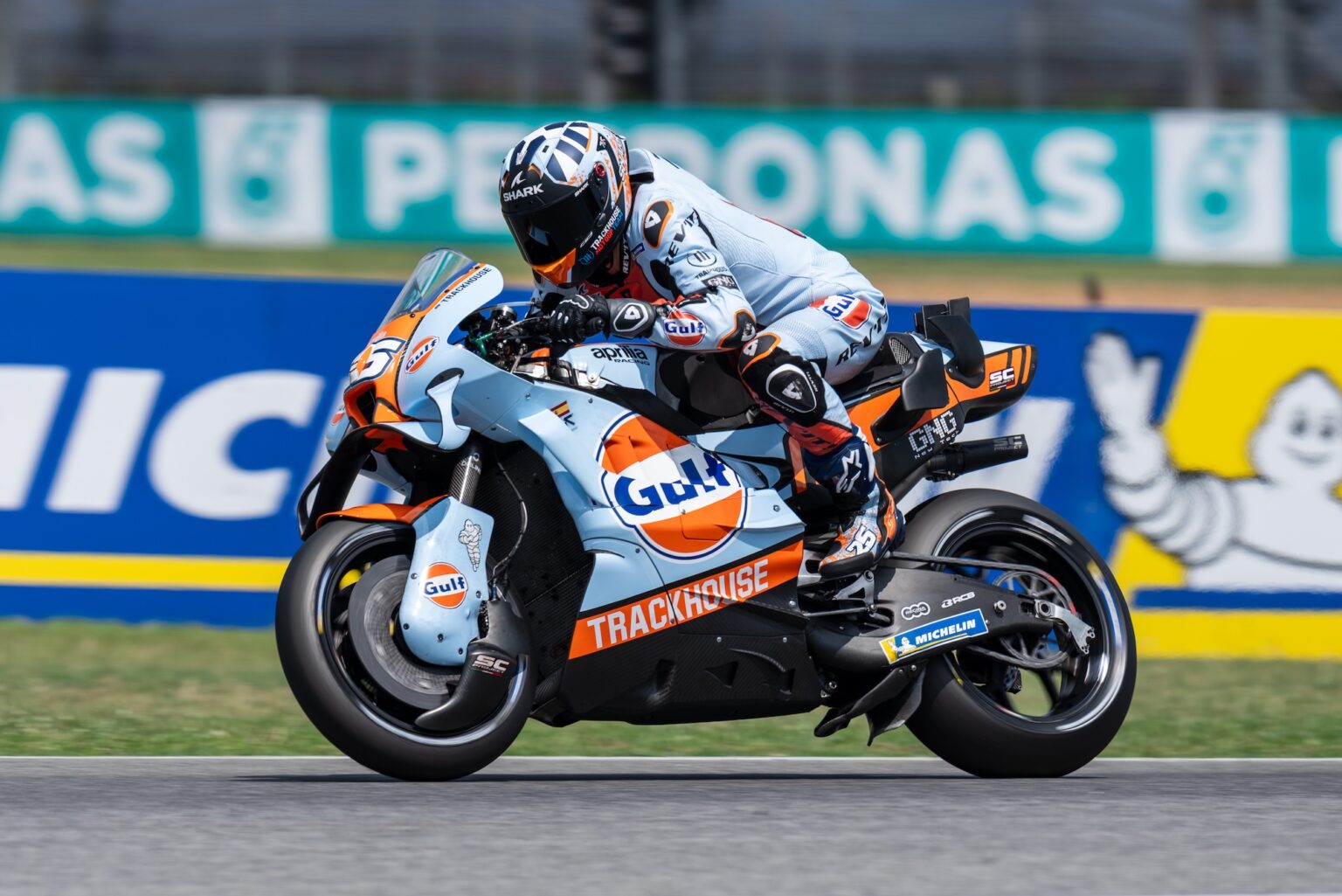 Raúl Fernández (Aprilia), a pesar de un fuerte dolor en el hombro, fue tercero.