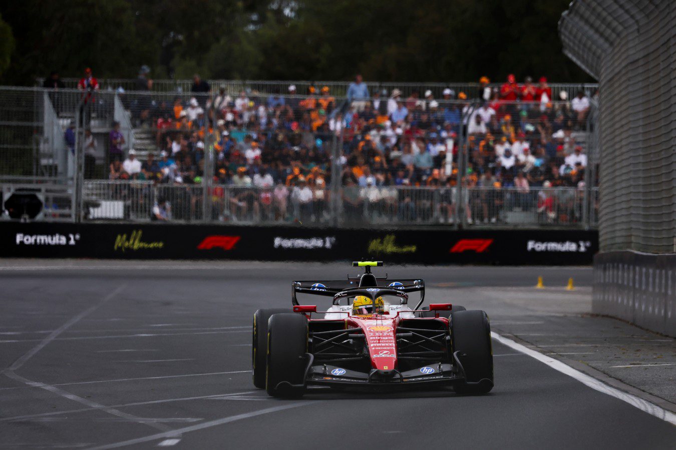 El británico Hamilton está muy contento con la nueva Ferrari que le permitió llegar en el cuarto lugar en la primera fecha