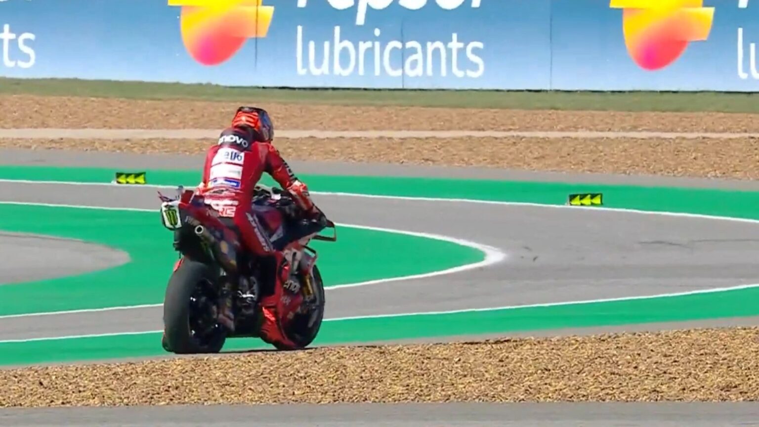 El campeón 2025, Marc Márquez, Ducati, tuvo que abandonar