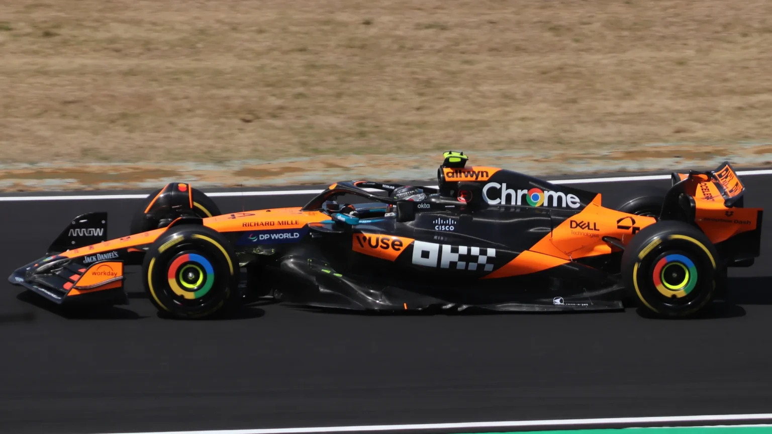 Lando Norris pilotando el McLaren durante los entrenamientos del GP de Japón 2025 en Suzuka. El actual campeón del mundo llega a Japón 2026 bajo presión tras el doble DNS en China que dejó al equipo sin puntos en carrera.