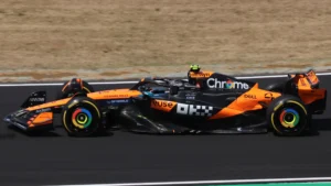 Lando Norris pilotando el McLaren durante los entrenamientos del GP de Japón 2025 en Suzuka. El actual campeón del mundo llega a Japón 2026 bajo presión tras el doble DNS en China que dejó al equipo sin puntos en carrera.