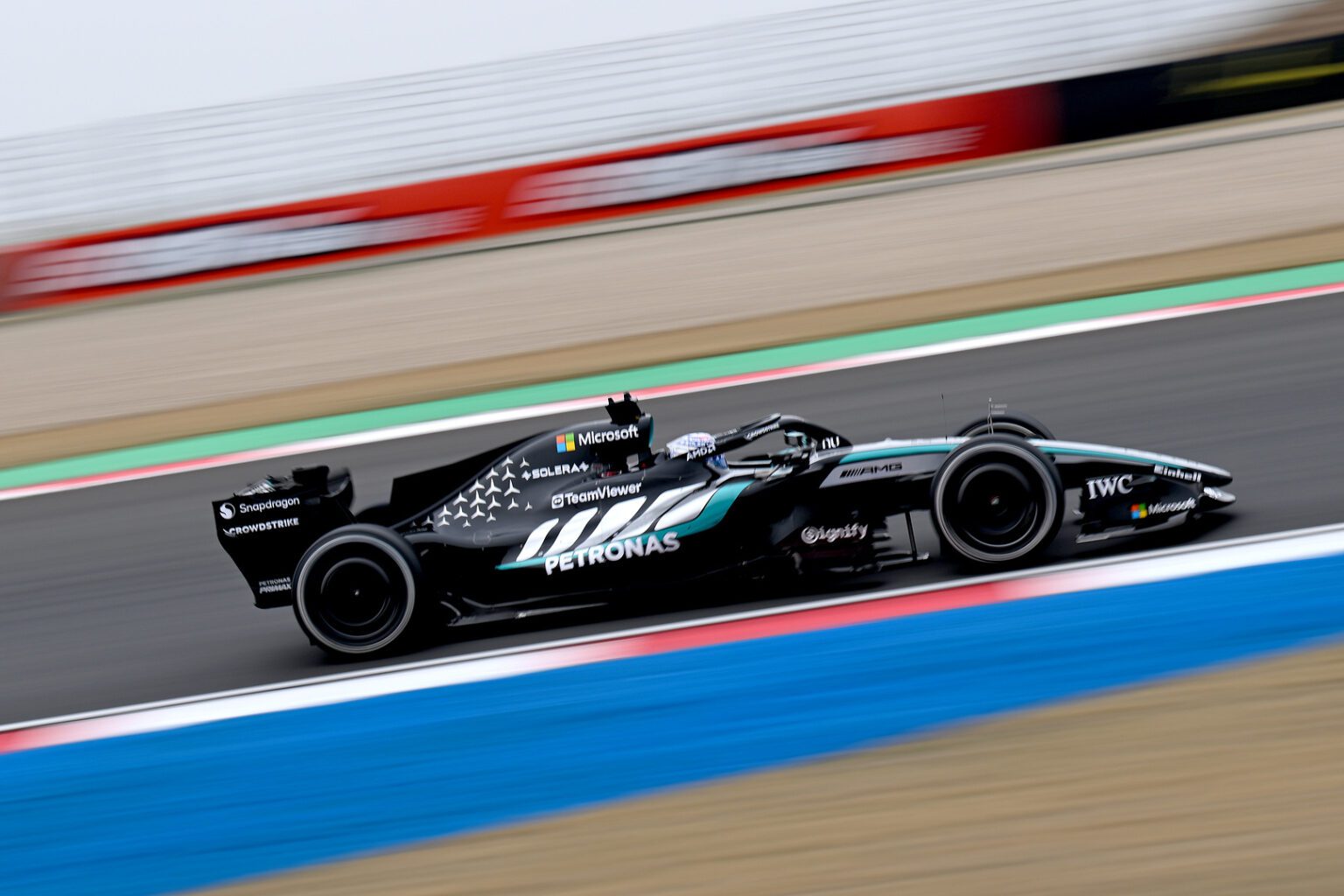 George Russell al volante del Mercedes W1 7 durante la clasificación del GP de China 2026. El piloto británico lidera el campeonato con 51 puntos tras los primeros dos Grandes Premios de la temporada.