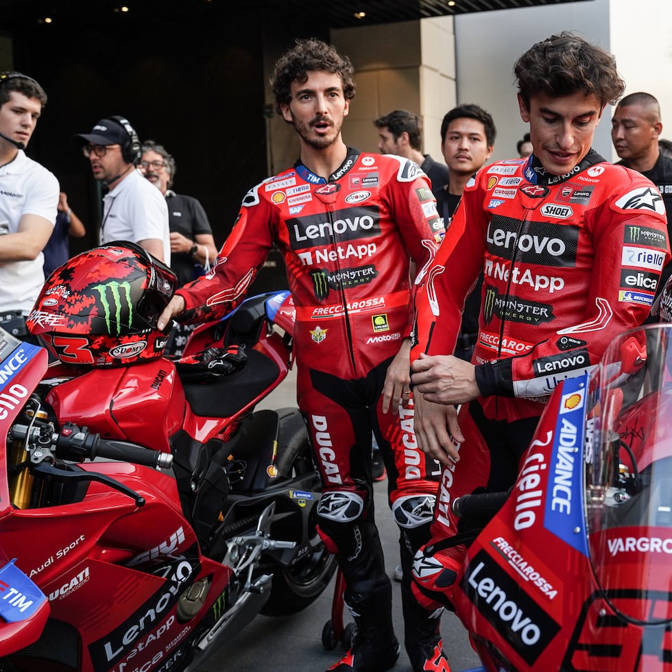 Marc Márquez y Francesco Bagnaia en el box del equipo Ducati Lenovo durante los entrenamientos libres. El dúo llega a Jerez con la misión de romper su racha negativa.