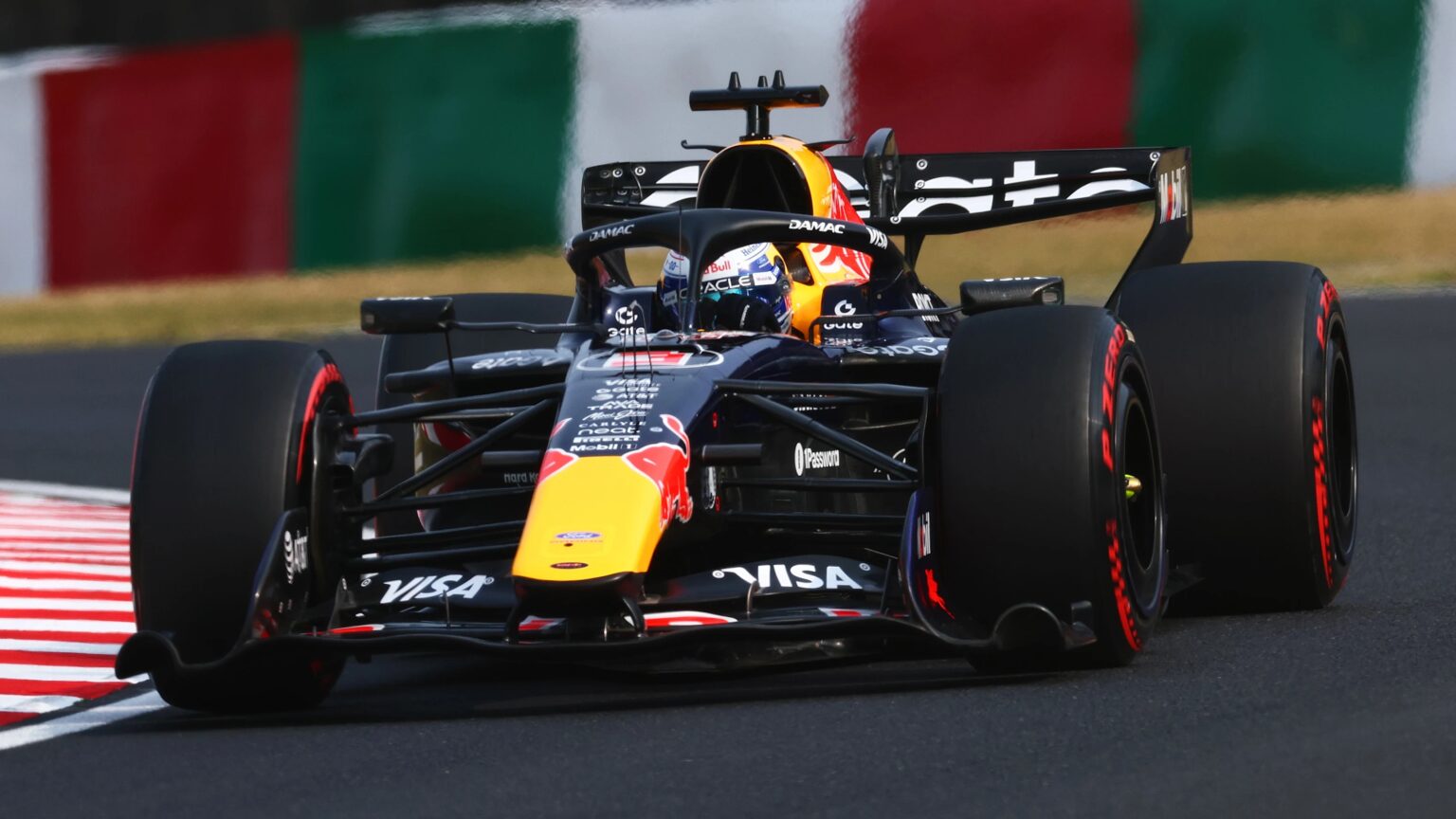 Max Verstappen al volante del Red Bull RB22 durante una sesión de clasificación de la temporada 2026.